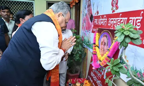विधानसभा अध्यक्ष रमन सिंह ने भाजपा मंडल अध्यक्ष मनोज साहू की माताजी को दी श्रद्धांजलि
