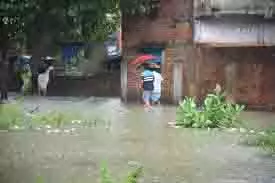 Dhanbad : बारिश से शहर का कई इलाका हुआ पानी-पानी, घरों में घुसा पानी Dhanbad : बारिश से शहर का कई इलाका हुआ पानी-पानी, घरों में घुसा पानी