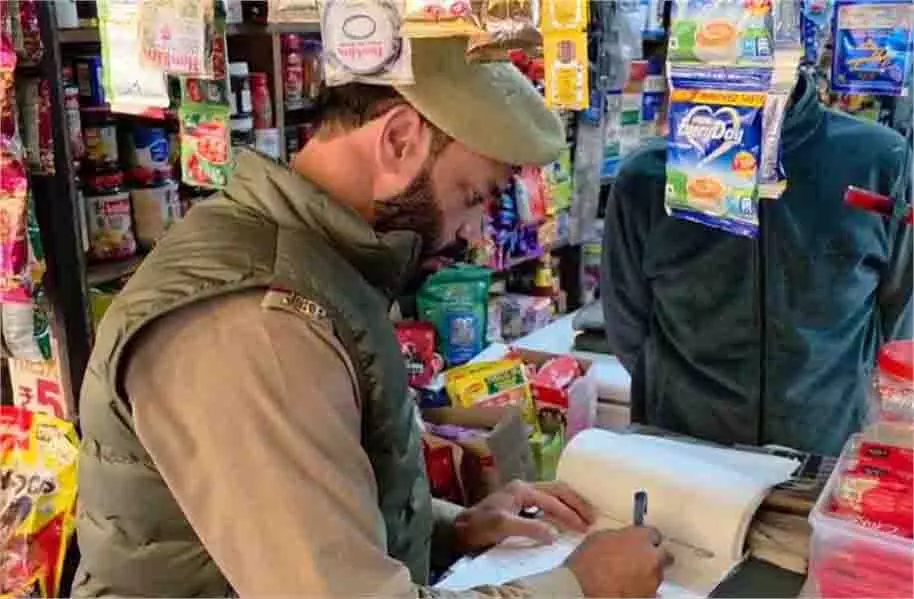 Jammu-Kashmir: स्कूलों के आसपास पुलिस का अभियान, उल्लंघन करने पर कड़ी कार्रवाई Jammu-Kashmir: स्कूलों के आसपास पुलिस का अभियान, उल्लंघन करने पर कड़ी कार्रवाई