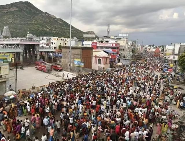पुरत्तासी पेलनामी: तिरुवन्नामलाई में श्रद्धालु एकत्रित हुए पुरत्तासी पेलनामी: तिरुवन्नामलाई में श्रद्धालु एकत्रित हुए