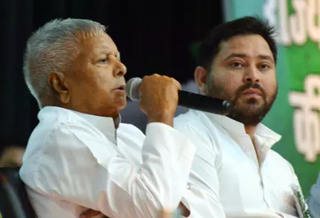 ‘छह और ग्यारह, एनडीए नौ दो ग्यारह’ बिहार चुनाव की घोषणा के बाद लालू प्रसाद यादव ने कसा तंज ‘छह और ग्यारह, एनडीए नौ दो ग्यारह’ बिहार चुनाव की घोषणा के बाद लालू प्रसाद यादव ने कसा तंज