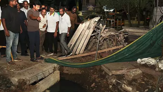 वर्षा जल निकासी का जीर्णोद्धार कार्य : आधी रात को उदयनिधि का निरीक्षण वर्षा जल निकासी का जीर्णोद्धार कार्य : आधी रात को उदयनिधि का निरीक्षण
