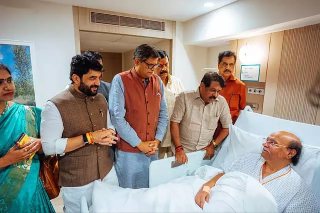 Tamil Nadu : नैनार नागेंद्रन ने रामदास से मुलाकात की और उनका हालचाल पूछा Tamil Nadu : नैनार नागेंद्रन ने रामदास से मुलाकात की और उनका हालचाल पूछा