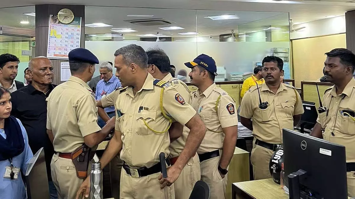 Mumbai : 75% उपस्थिति नियम को लेकर अभिभावकों के बीच विवाद के बाद मीठीबाई कॉलेज खाली कराया गया Mumbai : 75% उपस्थिति नियम को लेकर अभिभावकों के बीच विवाद के बाद मीठीबाई कॉलेज खाली कराया गया