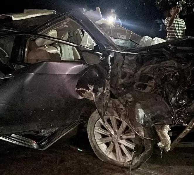 भिलाई में रेलिंग से टकराई कार, सवार थे तीन लोग भिलाई में रेलिंग से टकराई कार, सवार थे तीन लोग