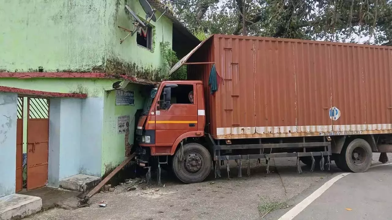 Odisha : सुंदरगढ़ में एक घर में टो ट्रक के घुसने से परिवार और चालक बाल-बाल बचे Odisha : सुंदरगढ़ में एक घर में टो ट्रक के घुसने से परिवार और चालक बाल-बाल बचे
