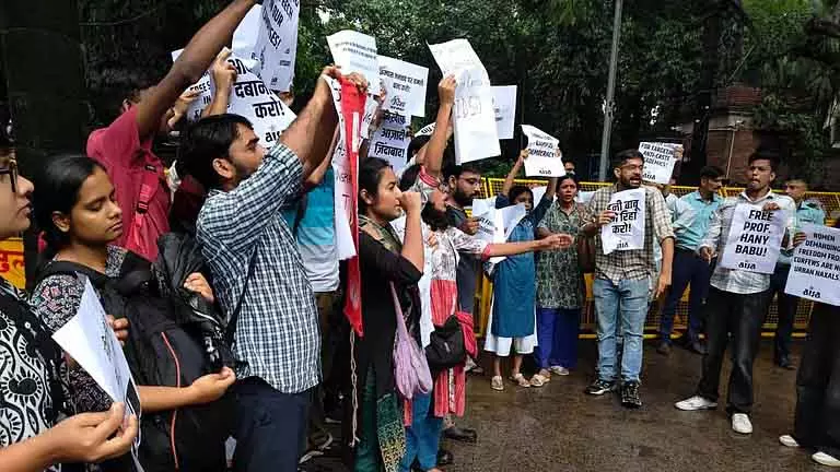 डीयू के छात्रों ने कुलपति के ‘शहरी नक्सली’ वाले बयान के खिलाफ प्रदर्शन किया डीयू के छात्रों ने कुलपति के ‘शहरी नक्सली’ वाले बयान के खिलाफ प्रदर्शन किया