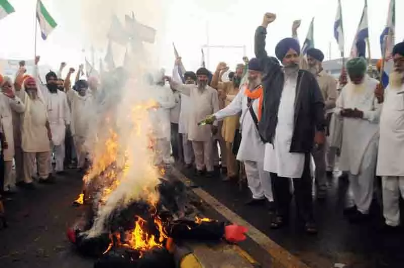बाढ़ से फसल नुकसान, Punjab के किसानों ने पर्याप्त मुआवजा जारी करने में देरी का विरोध किया बाढ़ से फसल नुकसान, Punjab के किसानों ने पर्याप्त मुआवजा जारी करने में देरी का विरोध किया