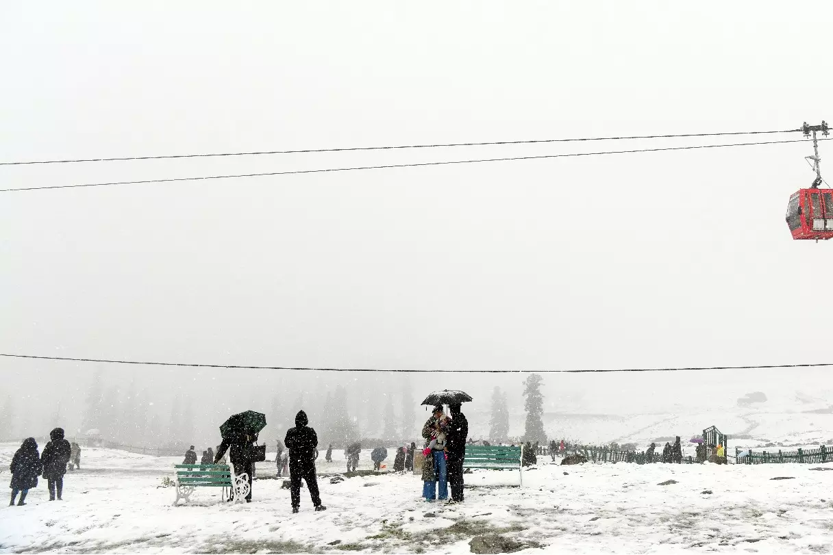Kashmir में मौसम की मार, बर्फबारी और लैंडस्लाइड से सड़कें अवरुद्ध Kashmir में मौसम की मार, बर्फबारी और लैंडस्लाइड से सड़कें अवरुद्ध