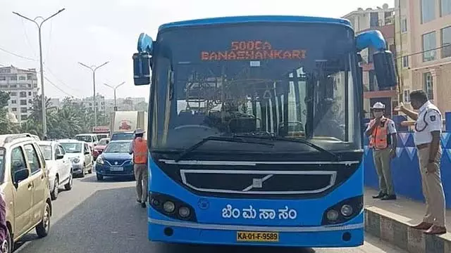 Bengaluru : बीएमटीसी बस नंदिनी पार्लर से टकराई, बड़ा हादसा टल गया Bengaluru : बीएमटीसी बस नंदिनी पार्लर से टकराई, बड़ा हादसा टल गया