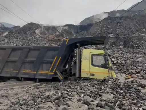 गेवरा खदान में काम ठप, बारिश के चलते भरा पानी और फंसे वाहन गेवरा खदान में काम ठप, बारिश के चलते भरा पानी और फंसे वाहन