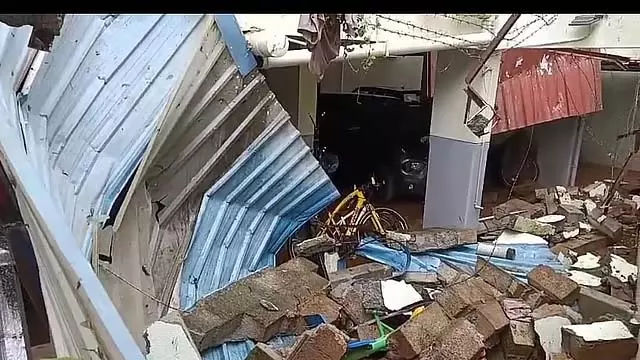 बारिश का असर: उल्लाल में अपार्टमेंट की दीवार ढहने से कुछ देर के लिए अफरा-तफरी मच गई बारिश का असर: उल्लाल में अपार्टमेंट की दीवार ढहने से कुछ देर के लिए अफरा-तफरी मच गई
