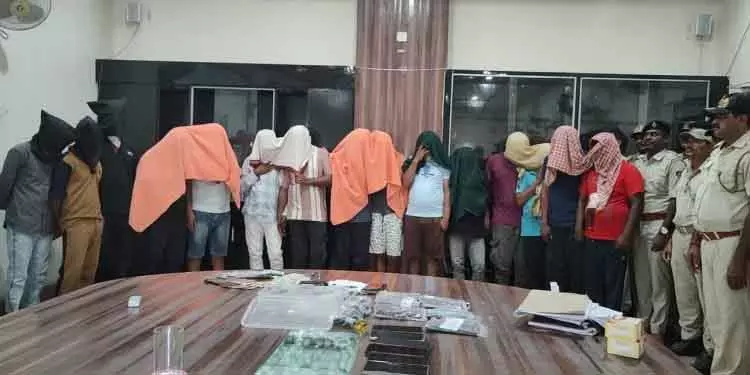 बरगढ़ में अंतरराज्यीय हथियार व मादक पदार्थ तस्करी गिरोह का भंडाफोड़, 15 गिरफ्तार बरगढ़ में अंतरराज्यीय हथियार व मादक पदार्थ तस्करी गिरोह का भंडाफोड़, 15 गिरफ्तार