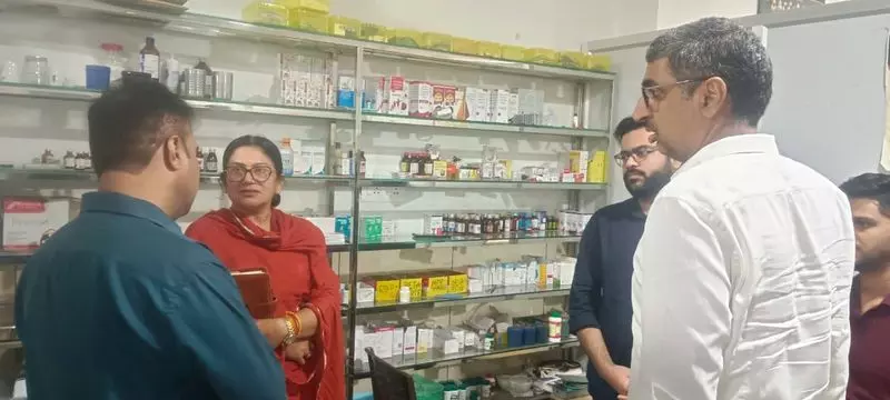 Fatehabad में अवैध अस्पताल का भंडाफोड़ बिना डिग्री के मरीजों का इलाज कर रहा फर्जी डॉक्टर गिरफ्तार Fatehabad में अवैध अस्पताल का भंडाफोड़ बिना डिग्री के मरीजों का इलाज कर रहा फर्जी डॉक्टर गिरफ्तार