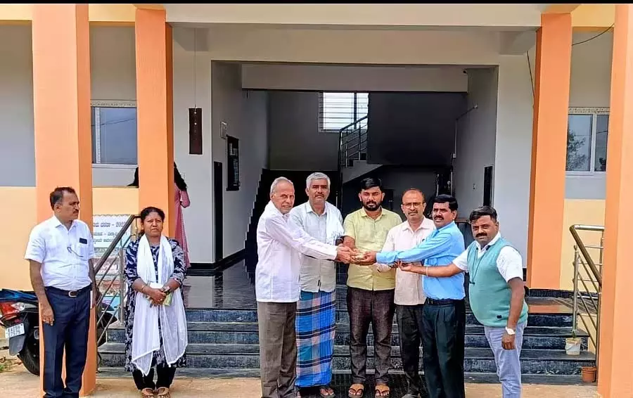 Gubbi : आर्थिक तंगी से जूझ रहे ग्रामीणों ने छात्रों की फीस भरी Gubbi : आर्थिक तंगी से जूझ रहे ग्रामीणों ने छात्रों की फीस भरी
