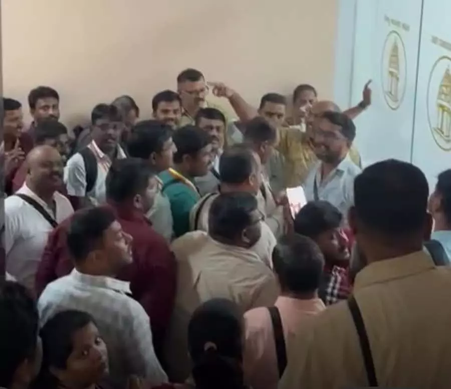 दूरस्थ वार्डों में आवंटन: सर्वेक्षकों ने GBA के खिलाफ विरोध प्रदर्शन किया दूरस्थ वार्डों में आवंटन: सर्वेक्षकों ने GBA के खिलाफ विरोध प्रदर्शन किया