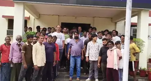 गोली मारने की धमकी दे रहा बदमाश, दहशत में मुजगहन थाना क्षेत्र के ग्रामीण गोली मारने की धमकी दे रहा बदमाश, दहशत में मुजगहन थाना क्षेत्र के ग्रामीण
