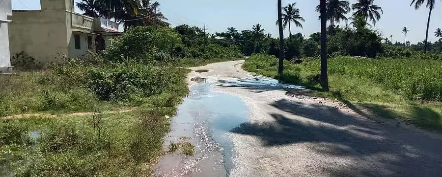 Mulabagilu : सड़क पर बहता सीवेज का पानी Mulabagilu : सड़क पर बहता सीवेज का पानी