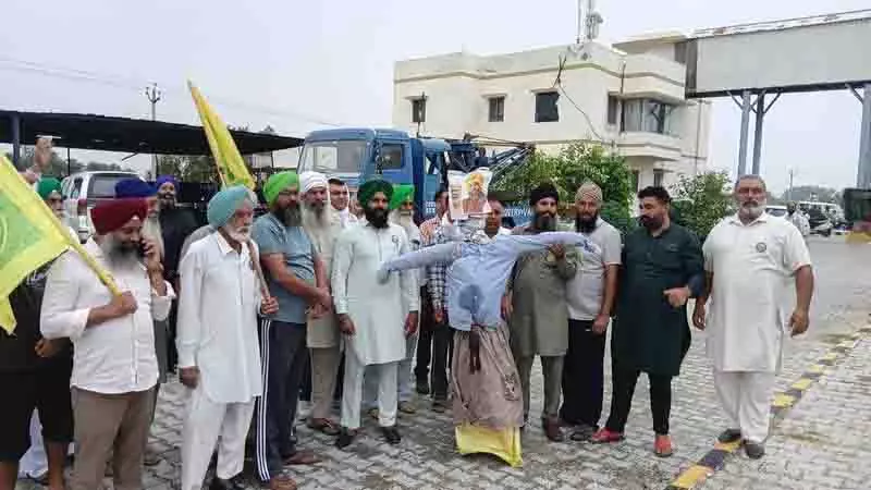 Jalandhar: विरोध प्रदर्शन करते हुए किसानों ने राज्य सरकार का पुतला जलाया Jalandhar: विरोध प्रदर्शन करते हुए किसानों ने राज्य सरकार का पुतला जलाया