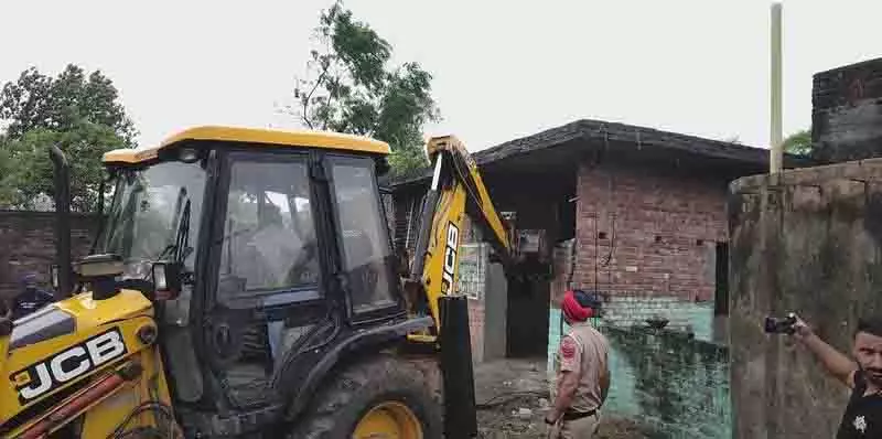 Jalandhar: टांडा में ड्रग तस्कर का घर ध्वस्त Jalandhar: टांडा में ड्रग तस्कर का घर ध्वस्त