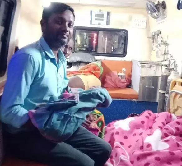 एम्बुलेंस बनी जन्मस्थली, 108 संजीवनी एक्सप्रेस में गूंजी किलकारी एम्बुलेंस बनी जन्मस्थली, 108 संजीवनी एक्सप्रेस में गूंजी किलकारी