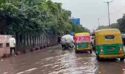Delhi: मूसलाधार बारिश, येलो-ऑरेंज अलर्ट के बीच उड़ानों पर असर Delhi: मूसलाधार बारिश, येलो-ऑरेंज अलर्ट के बीच उड़ानों पर असर