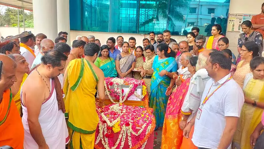 हसनअम्बा मेला: मंदिर में लाए गए आभूषण हसनअम्बा मेला: मंदिर में लाए गए आभूषण