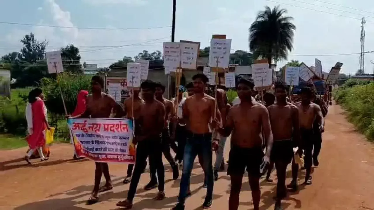 भ्रष्टाचार के खिलाफ अर्धनग्न प्रदर्शन, भानुप्रतापपुर के युवाओं में आक्रोश भ्रष्टाचार के खिलाफ अर्धनग्न प्रदर्शन, भानुप्रतापपुर के युवाओं में आक्रोश