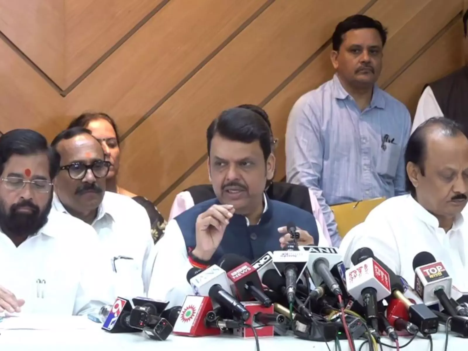 CM फडणवीस ने किसानों के लिए 31,628 करोड़ रुपये के राहत पैकेज की घोषणा की CM फडणवीस ने किसानों के लिए 31,628 करोड़ रुपये के राहत पैकेज की घोषणा की