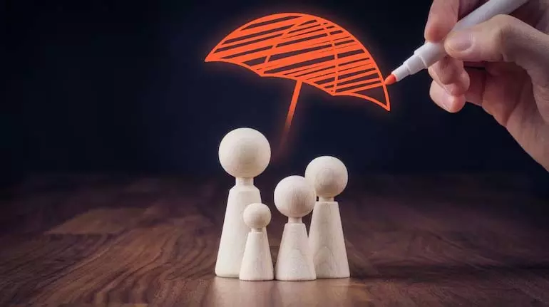 बढ़ती स्वास्थ्य बीमा लागत: आधार कवर कम करने का प्रभाव बढ़ती स्वास्थ्य बीमा लागत: आधार कवर कम करने का प्रभाव