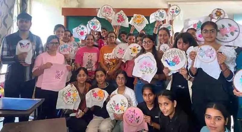 PAU के छात्रों ने कार्यशाला में कपड़ा सजावट की कला का अन्वेषण किया PAU के छात्रों ने कार्यशाला में कपड़ा सजावट की कला का अन्वेषण किया
