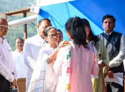 विदेशी मेहमानों के कारण दुर्गा पूजा रद्द नहीं कर सकी: Mamata Banerjee विदेशी मेहमानों के कारण दुर्गा पूजा रद्द नहीं कर सकी: Mamata Banerjee