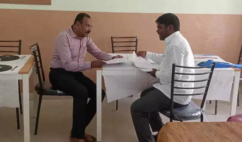 Peddapalli डीईओ पर आरोप..आरजेडी जांच Peddapalli डीईओ पर आरोप..आरजेडी जांच