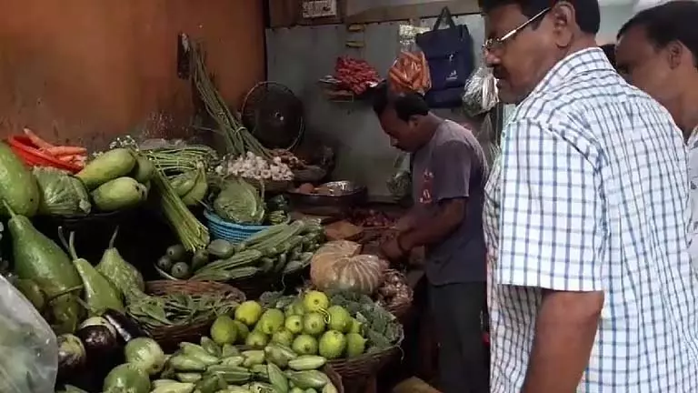 लगातार बारिश से खाद्यान्न की कीमतें बढ़ीं, आम आदमी पर बोझ बढ़ा लगातार बारिश से खाद्यान्न की कीमतें बढ़ीं, आम आदमी पर बोझ बढ़ा