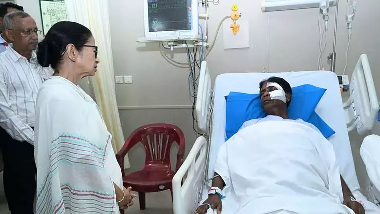 Mamata ने अस्पताल में खगेन मुर्मू से मुलाकात की, उनकी हालत के बारे में बात की Mamata ने अस्पताल में खगेन मुर्मू से मुलाकात की, उनकी हालत के बारे में बात की