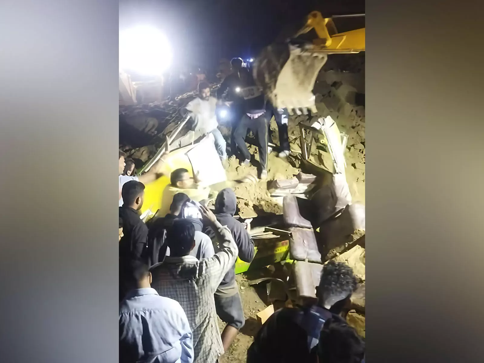 Bilaspur में भूस्खलन की चपेट में आई बस, 10 लोगों की मौत, कई घायल, मुख्यमंत्री ने जताया दुख Bilaspur में भूस्खलन की चपेट में आई बस, 10 लोगों की मौत, कई घायल, मुख्यमंत्री ने जताया दुख