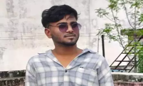 मोबाइल में मैप देखते बाइक दौड़ा रहा था युवक, चौक में ट्रेलर वाहन ने रौंदा मोबाइल में मैप देखते बाइक दौड़ा रहा था युवक, चौक में ट्रेलर वाहन ने रौंदा