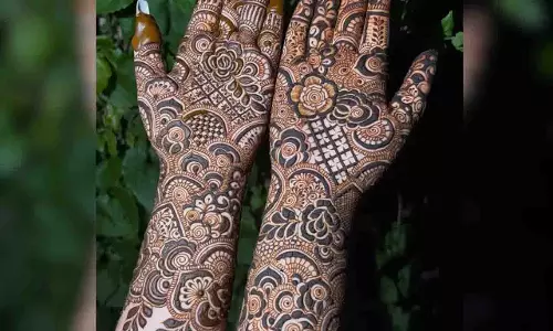 Karwa Chauth Trendy Mehndi Design: ट्रेंड में है 3D-HD मेहंदी, यहां देखें करवा चौथ के लिए बेस्ट डिजाइन Karwa Chauth Trendy Mehndi Design: ट्रेंड में है 3D-HD मेहंदी, यहां देखें करवा चौथ के लिए बेस्ट डिजाइन