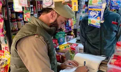 Jammu-Kashmir: स्कूलों के आसपास पुलिस का अभियान, उल्लंघन करने पर कड़ी कार्रवाई Jammu-Kashmir: स्कूलों के आसपास पुलिस का अभियान, उल्लंघन करने पर कड़ी कार्रवाई