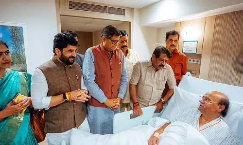 Tamil Nadu : नैनार नागेंद्रन ने रामदास से मुलाकात की और उनका हालचाल पूछा Tamil Nadu : नैनार नागेंद्रन ने रामदास से मुलाकात की और उनका हालचाल पूछा