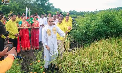 Mumbai : पूर्वी भारतीय लोग वार्षिक फसल उत्सव अगेरा को परंपरा और भक्ति के साथ मनाते हैं Mumbai : पूर्वी भारतीय लोग वार्षिक फसल उत्सव अगेरा को परंपरा और भक्ति के साथ मनाते हैं