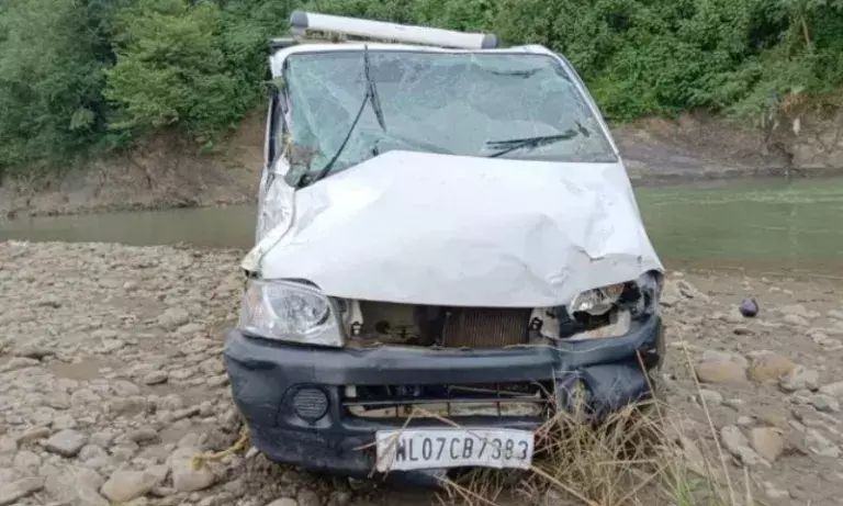 Manipur accident: ईको वैन बराक नदी में गिरी, चालक की मौत, 4 घायल Manipur accident: ईको वैन बराक नदी में गिरी, चालक की मौत, 4 घायल