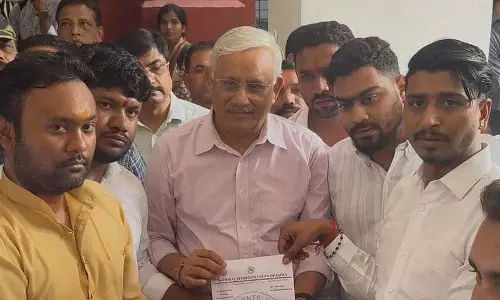 Indore : डीएवीवी में जेन-जेड प्लॉट के खिलाफ एनएसयूआई का विरोध प्रदर्शन Indore : डीएवीवी में जेन-जेड प्लॉट के खिलाफ एनएसयूआई का विरोध प्रदर्शन