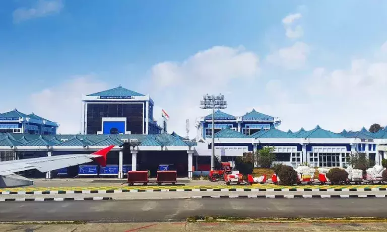 Manipur: इम्फाल एयरपोर्ट पर हवाई यात्रा पर पाबंदी, ज़ोमी काउंसिल की अपील Manipur: इम्फाल एयरपोर्ट पर हवाई यात्रा पर पाबंदी, ज़ोमी काउंसिल की अपील