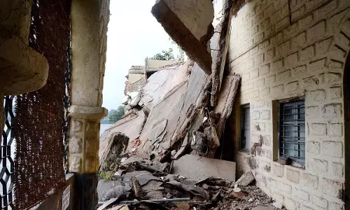 Bhopal : हमीदिया कॉलेज की इमारत फिर गिरी, छात्रों ने स्थानांतरण की मांग की