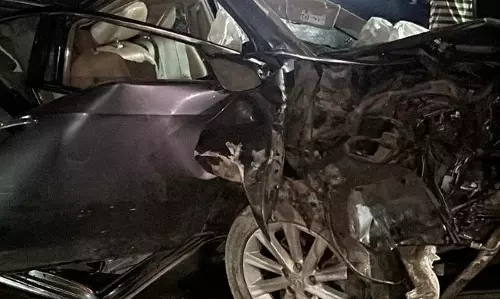 भिलाई में रेलिंग से टकराई कार, सवार थे तीन लोग