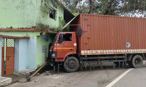 Odisha : सुंदरगढ़ में एक घर में टो ट्रक के घुसने से परिवार और चालक बाल-बाल बचे