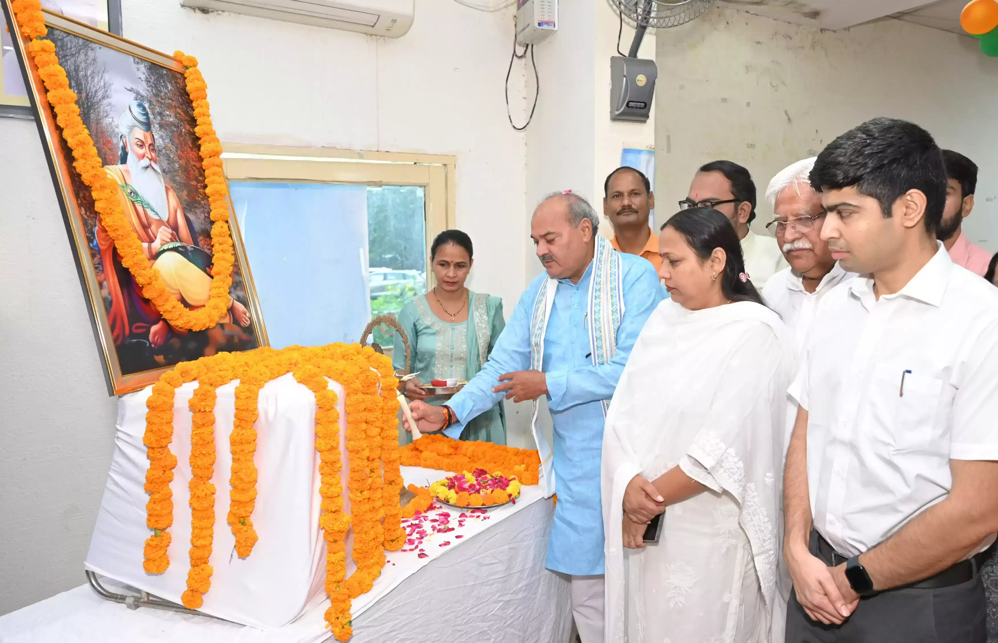 Rewari: महापुरुषों के विचारों से जीवन में प्रेरणा: लक्ष्मण सिंह यादव