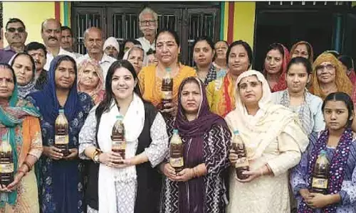 देवयानी राणा ने गौ शक्ति फ्लोर क्लीनर लॉन्च किया देवयानी राणा ने गौ शक्ति फ्लोर क्लीनर लॉन्च किया