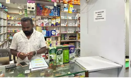 Bhubaneswar : बिना डॉक्टर के पर्चे के अनुसूचित दवाओं की बिक्री पर रोक Bhubaneswar : बिना डॉक्टर के पर्चे के अनुसूचित दवाओं की बिक्री पर रोक